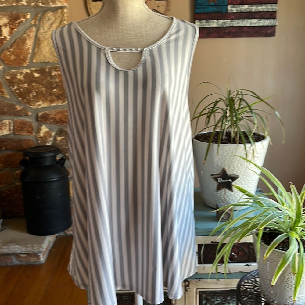 WOMENS VICTORIA Sleeveless Keyhole Top Size 3X Gray and White Stripes